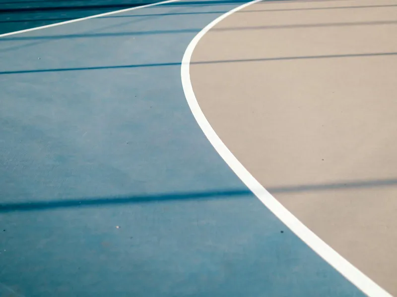صيانة وحماية أسطح الملاعب الرياضية من التلف