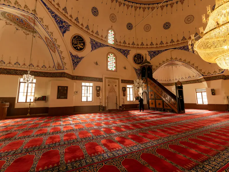 تنظيف المحراب وقاعة الصلاة الداخلية في المساجد