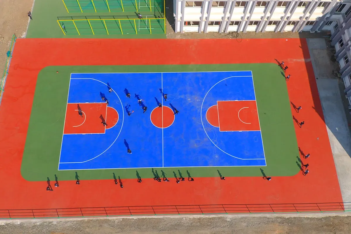 تنظيف ملاعب وأفنية المدرسة