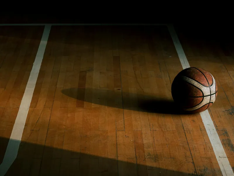 تنظيف وصيانة أسطح الملاعب الرياضية الداخلية