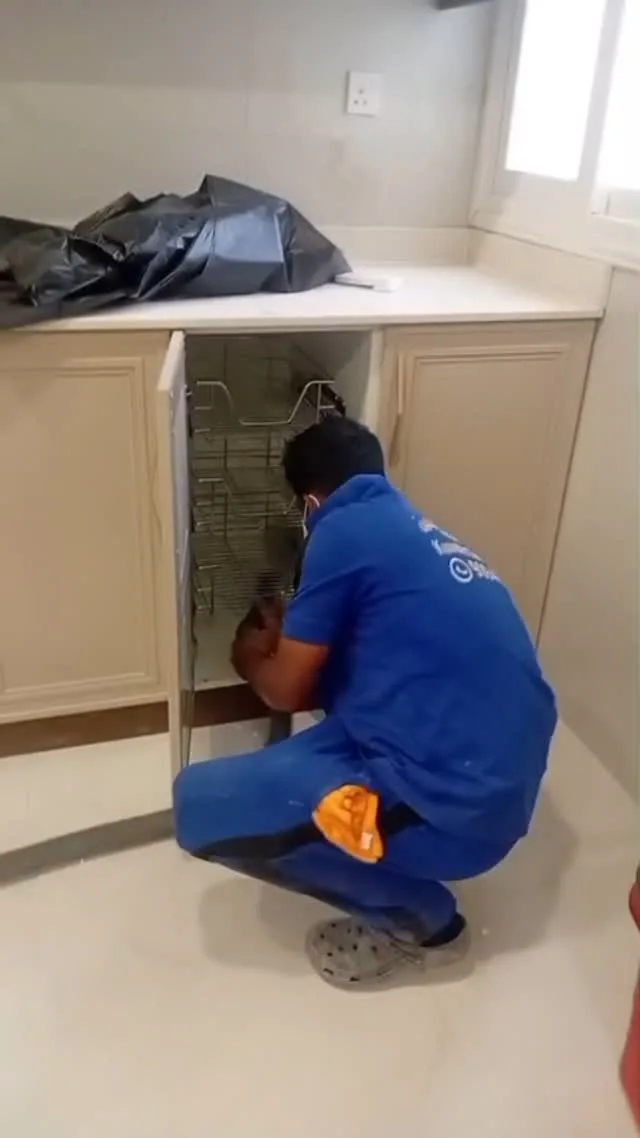 تنظيف خزانات المطبخ